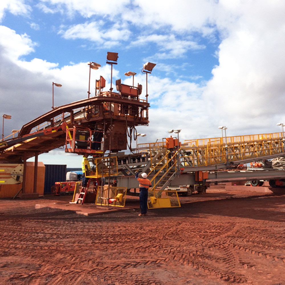 Hydraulic power unit and cylinders for the iron ore radial stacker