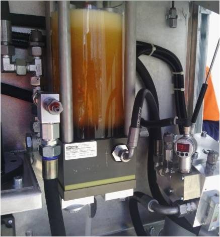 The high amount of gases present in the oil is directly visible in the degassing and dewatering unit